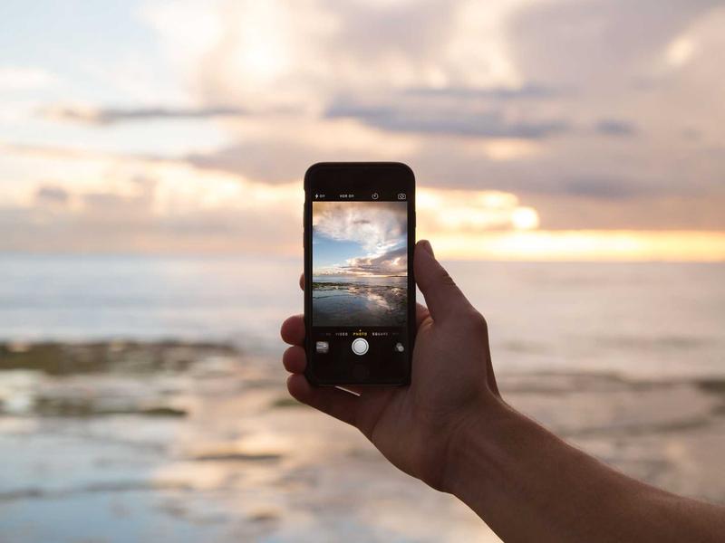 Cuisine équipée d'un plafond tendu mat blanc